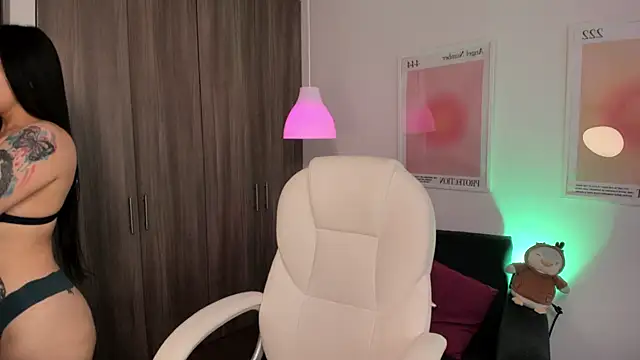 Roxana 02 online show from November 11, 2025, 8:25 pm