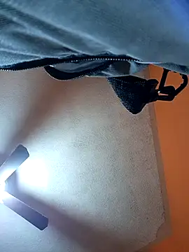 miicheele32 online show from October 15, 2025, 9:06 am