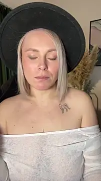 Snapshot of Charming_Daphny chatting on April 24, 2026, 5:53 am Charming Daphny online show from April 24, 2026, 5:53 am