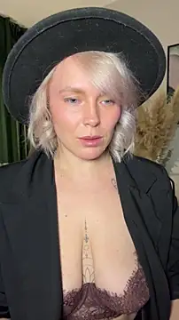Snapshot of Charming_Daphny chatting on April 15, 2026, 11:05 am Charming Daphny online show from April 15, 2026, 11:05 am