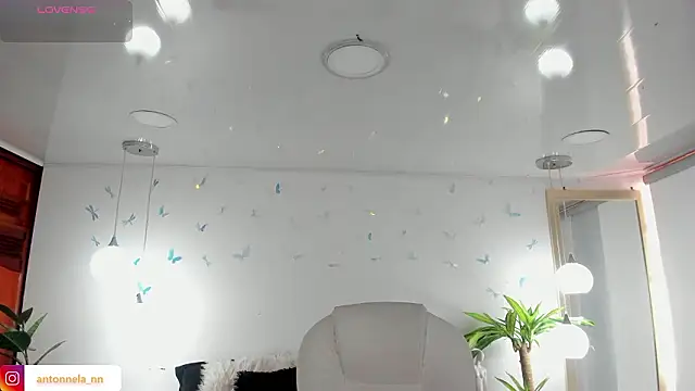  Antonnela  online show from March 12, 2026, 2:21 pm