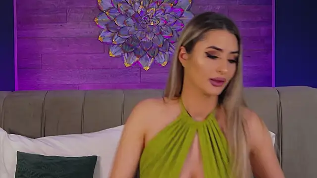 LoraDevine online show from January 9, 2026, 8:05 pm