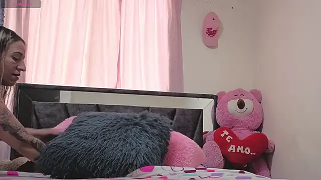 Hotsamantamature online show from November 5, 2025, 9:07 pm