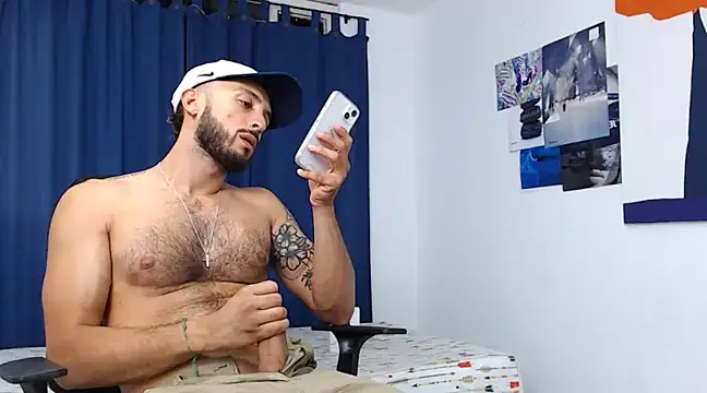 Snapshot of Sanit_Di chatting on December 20, 2024, 8:45 pm Sanit Di online show from December 20, 2024, 8:45 pm