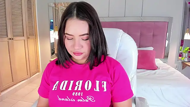 Snapshot of HannaKarson chatting on October 8, 2025, 11:45 am HannaKarson online show from October 8, 2025, 11:45 am