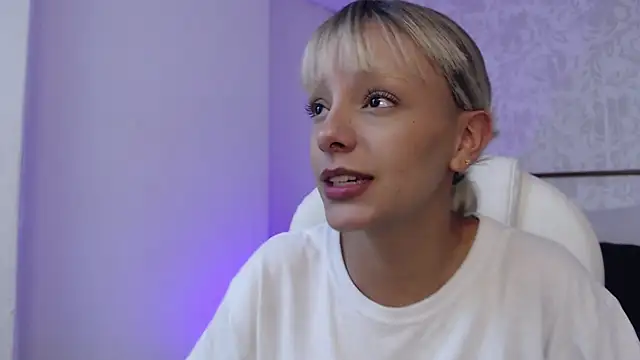 Snapshot of peyton_golden1 chatting on December 4, 2025, 3:27 am peyton golden1 online show from December 4, 2025, 3:27 am