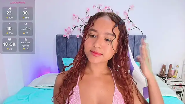 Snapshot of Sophiee_Velvet chatting on April 22, 2026, 4:47 pm Sophiee Velvet online show from April 22, 2026, 4:47 pm