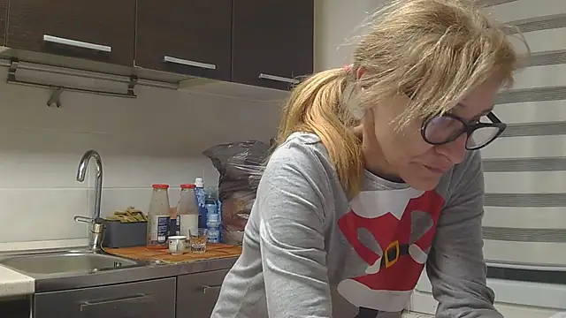 Snapshot of couplemilf2 chatting on November 23, 2025, 4:39 pm couplemilf2 online show from November 23, 2025, 4:39 pm