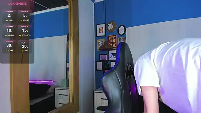 Snapshot of VladHellsing4 chatting on September 25, 2025, 2:23 pm VladHellsing4 online show from September 25, 2025, 2:23 pm