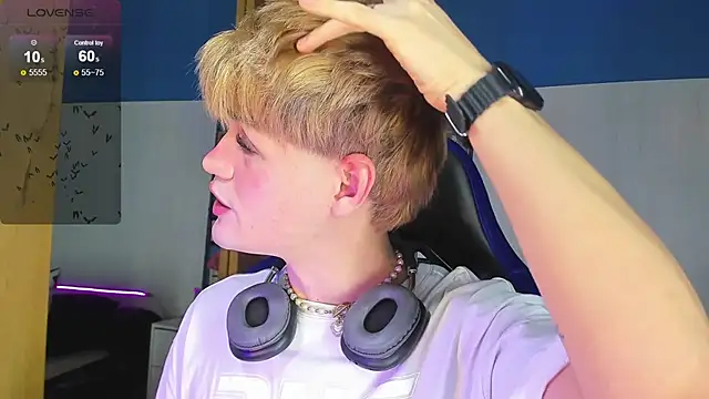 Snapshot of VladHellsing4 chatting on October 23, 2025, 2:27 pm VladHellsing4 online show from October 23, 2025, 2:27 pm