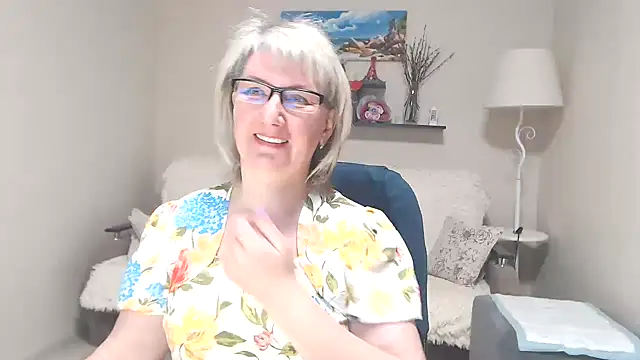 Snapshot of FleurMays chatting on May 18, 2026, 6:07 am FleurMays online show from May 18, 2026, 6:07 am