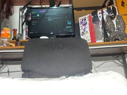 Lunita 5 online show from February 5, 2026, 8:04 pm