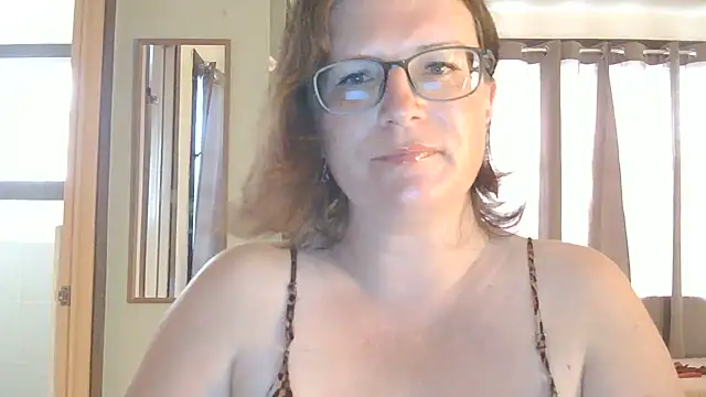 Snapshot of CrimsonMistress chatting on August 3, 2026, 10:47 pm CrimsonMistress online show from August 3, 2026, 10:47 pm