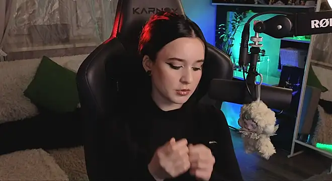 KiraLiLime online show from November 28, 2025, 4:29 pm