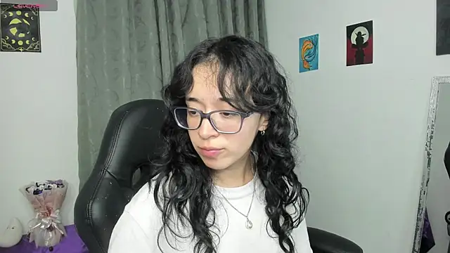 Snapshot of indra_cam chatting on June 5, 2026, 6:52 am indra cam online show from June 5, 2026, 6:52 am