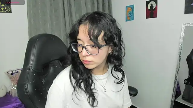 Snapshot of indra_cam chatting on June 5, 2026, 6:29 am indra cam online show from June 5, 2026, 6:29 am