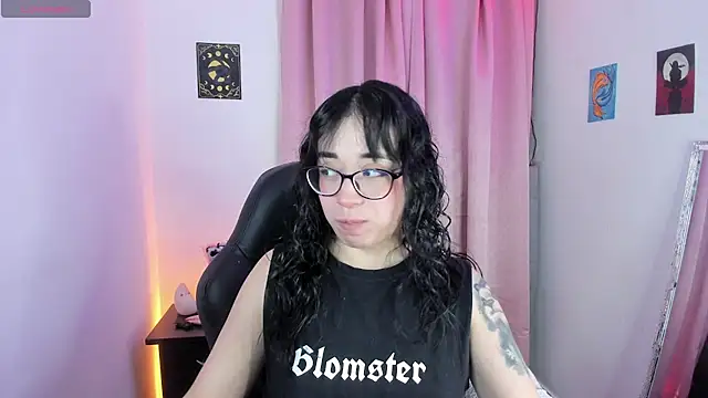 Snapshot of indra_cam chatting on December 16, 2025, 4:39 am indra cam online show from December 16, 2025, 4:39 am