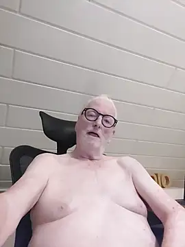 Snapshot of Greyhound70 chatting on November 7, 2025, 4:44 pm Greyhound70 online show from November 7, 2025, 4:44 pm