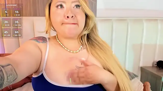 Snapshot of Kharla_Marin chatting on November 29, 2025, 9:42 am Kharla Marin online show from November 29, 2025, 9:42 am