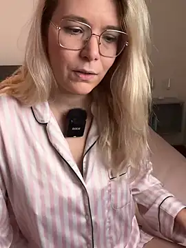 EmyLana online show from February 3, 2026, 6:22 am