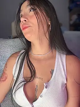 Snapshot of -Loren- chatting on December 2, 2025, 11:23 am -Loren- online show from December 2, 2025, 11:23 am