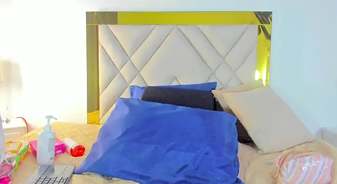 ariana-martins online show from October 19, 2025, 4:04 am