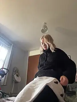 Snapshot of princess_blondex chatting on February 14, 2025, 3:05 pm princess blondex online show from February 14, 2025, 3:05 pm