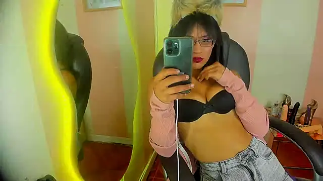 Snapshot of Aura_love69 chatting on November 7, 2025, 5:01 am Aura love69 online show from November 7, 2025, 5:01 am