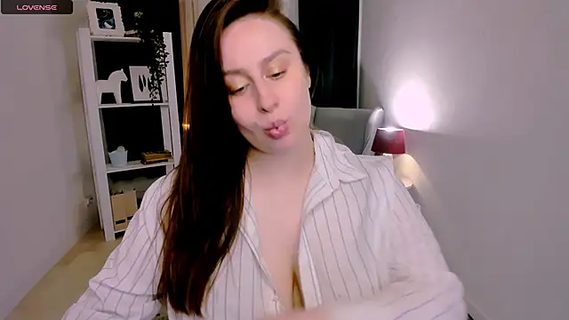 Snapshot of Lattea chatting on June 17, 2026, 5:12 pm Lattea online show from June 17, 2026, 5:12 pm