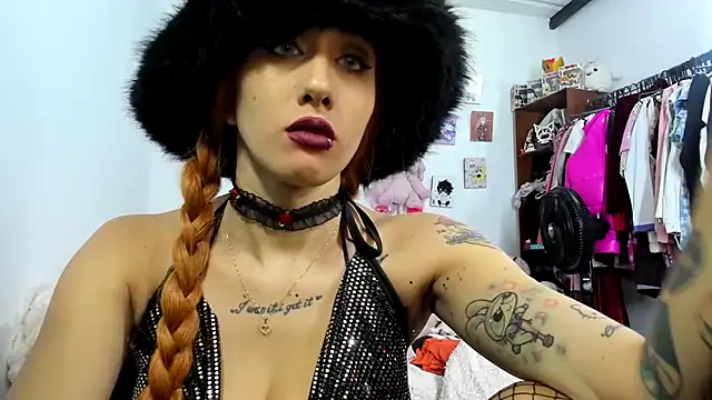Snapshot of LunaDeCristall chatting on June 21, 2026, 3:34 am LunaDeCristall online show from June 21, 2026, 3:34 am