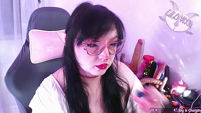 Snapshot of LiloMoon69 chatting on May 18, 2026, 4:01 am LiloMoon69 online show from May 18, 2026, 4:01 am