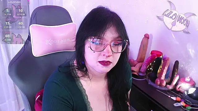 Snapshot of LiloMoon69 chatting on May 4, 2026, 8:17 am LiloMoon69 online show from May 4, 2026, 8:17 am