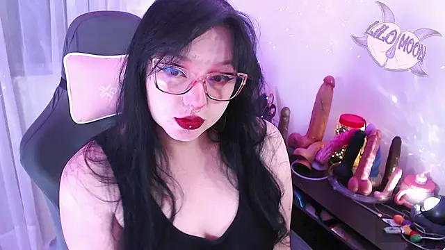 Snapshot of LiloMoon69 chatting on May 5, 2026, 2:47 am LiloMoon69 online show from May 5, 2026, 2:47 am
