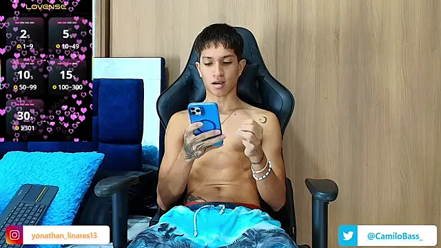 Snapshot of _CamiloBass chatting on November 9, 2025, 7:29 pm CamiloBass online show from November 9, 2025, 7:29 pm