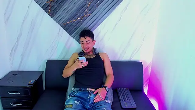 Snapshot of Piggy_Eddy chatting on November 27, 2025, 8:09 pm Piggy Eddy online show from November 27, 2025, 8:09 pm