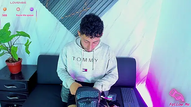 Snapshot of Piggy_Eddy chatting on November 25, 2025, 10:32 pm Piggy Eddy online show from November 25, 2025, 10:32 pm