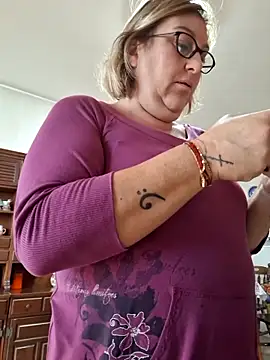 Snapshot of Mara-24 chatting on November 13, 2025, 12:09 pm Mara-24 online show from November 13, 2025, 12:09 pm