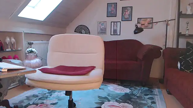 Snapshot of GinaBlonde chatting on October 15, 2025, 2:36 pm GinaBlonde online show from October 15, 2025, 2:36 pm