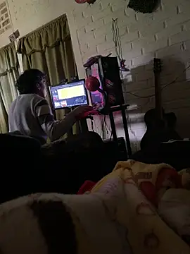 Snapshot of FlpGmz chatting on March 7, 2026, 4:12 pm FlpGmz online show from March 7, 2026, 4:12 pm