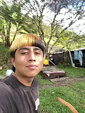 Snapshot of FlpGmz chatting on October 18, 2025, 8:33 pm FlpGmz online show from October 18, 2025, 8:33 pm