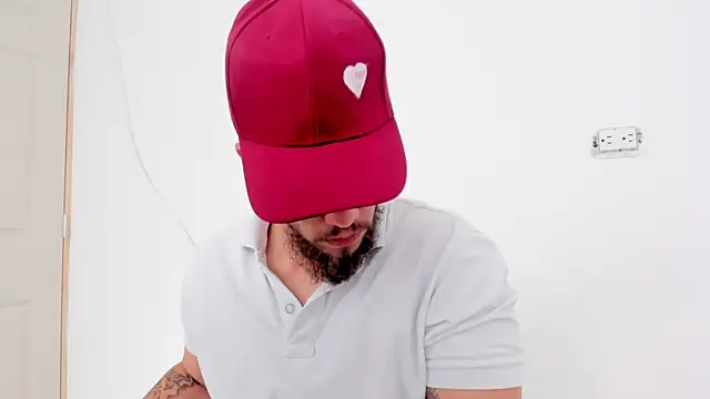 Snapshot of Beard_xox chatting on November 13, 2025, 8:57 pm Beard xox online show from November 13, 2025, 8:57 pm