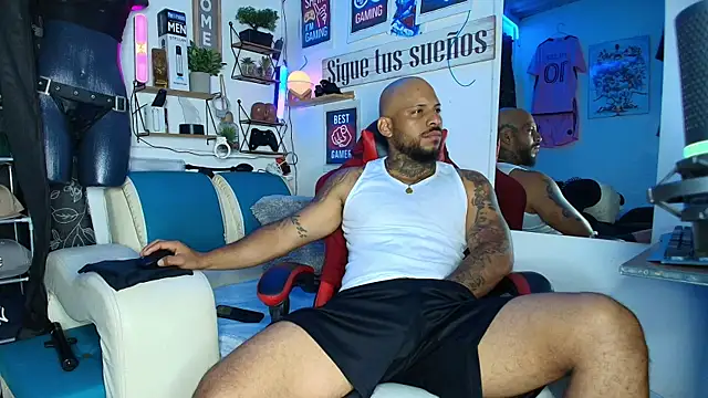 Snapshot of Leenar_Key chatting on May 12, 2026, 12:55 pm Leenar Key online show from May 12, 2026, 12:55 pm