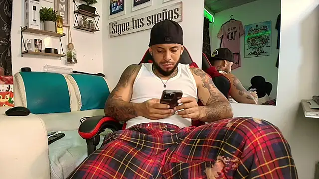 Leenar Key online show from November 25, 2025, 1:44 pm