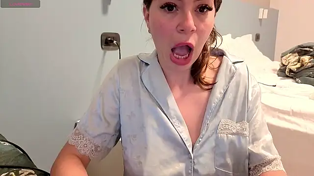Jullyenn3 online show from April 28, 2026, 5:28 pm