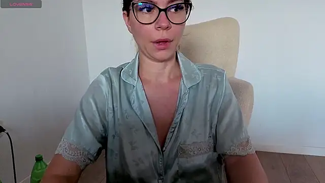 Snapshot of Jullyenn3 chatting on June 19, 2026, 11:05 am Jullyenn3 online show from June 19, 2026, 11:05 am