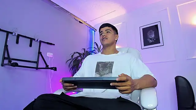 Snapshot of Rob_saenz_ chatting on November 24, 2025, 2:17 pm Rob saenz online show from November 24, 2025, 2:17 pm