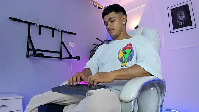 Snapshot of Rob_saenz_ chatting on November 20, 2025, 1:34 pm Rob saenz online show from November 20, 2025, 1:34 pm