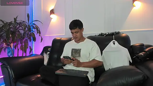 Snapshot of Rob_saenz_ chatting on October 30, 2025, 1:53 pm Rob saenz online show from October 30, 2025, 1:53 pm