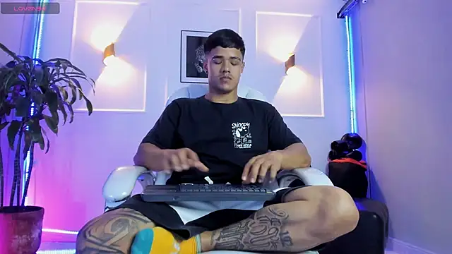 Snapshot of Rob_saenz_ chatting on November 10, 2025, 3:06 pm Rob saenz online show from November 10, 2025, 3:06 pm