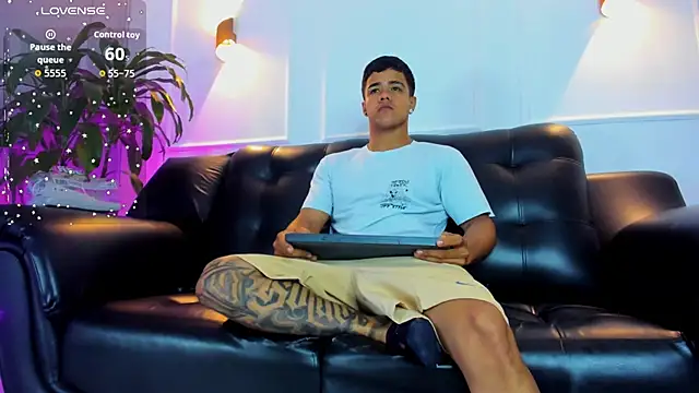 Snapshot of Rob_saenz_ chatting on November 4, 2025, 11:36 am Rob saenz online show from November 4, 2025, 11:36 am